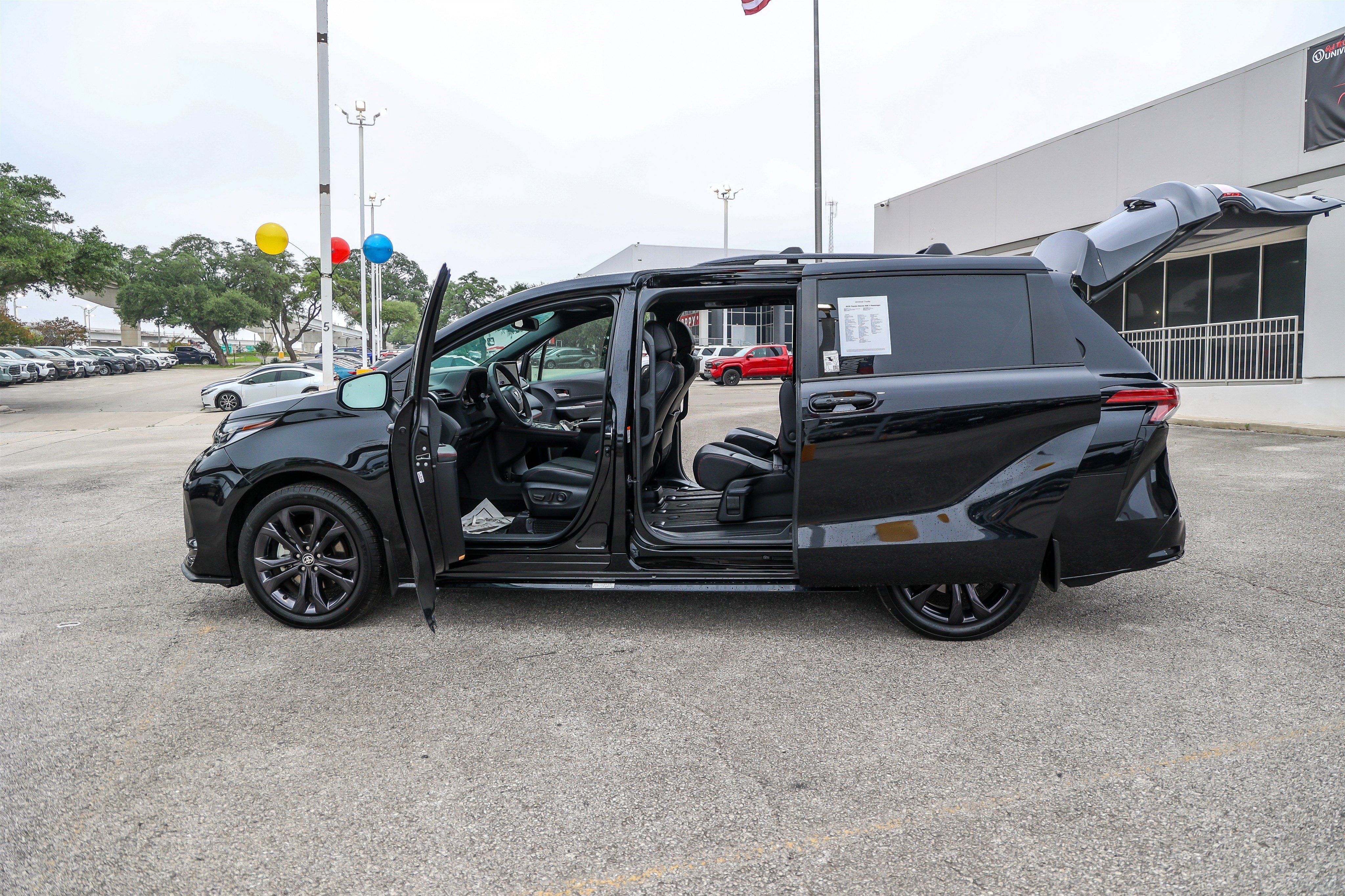 Used 2025 Toyota Sienna XSE w/ XSE Plus Package FWD image 11