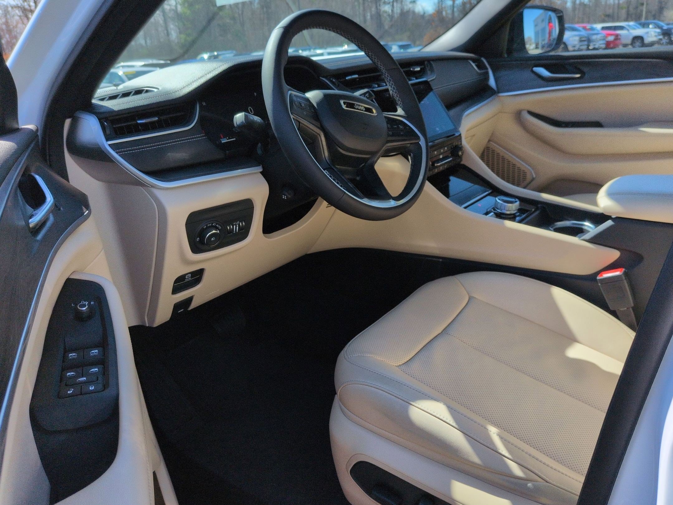 Used 2024 Jeep Grand Cherokee Limited w/ Luxury Tech Group II image 11