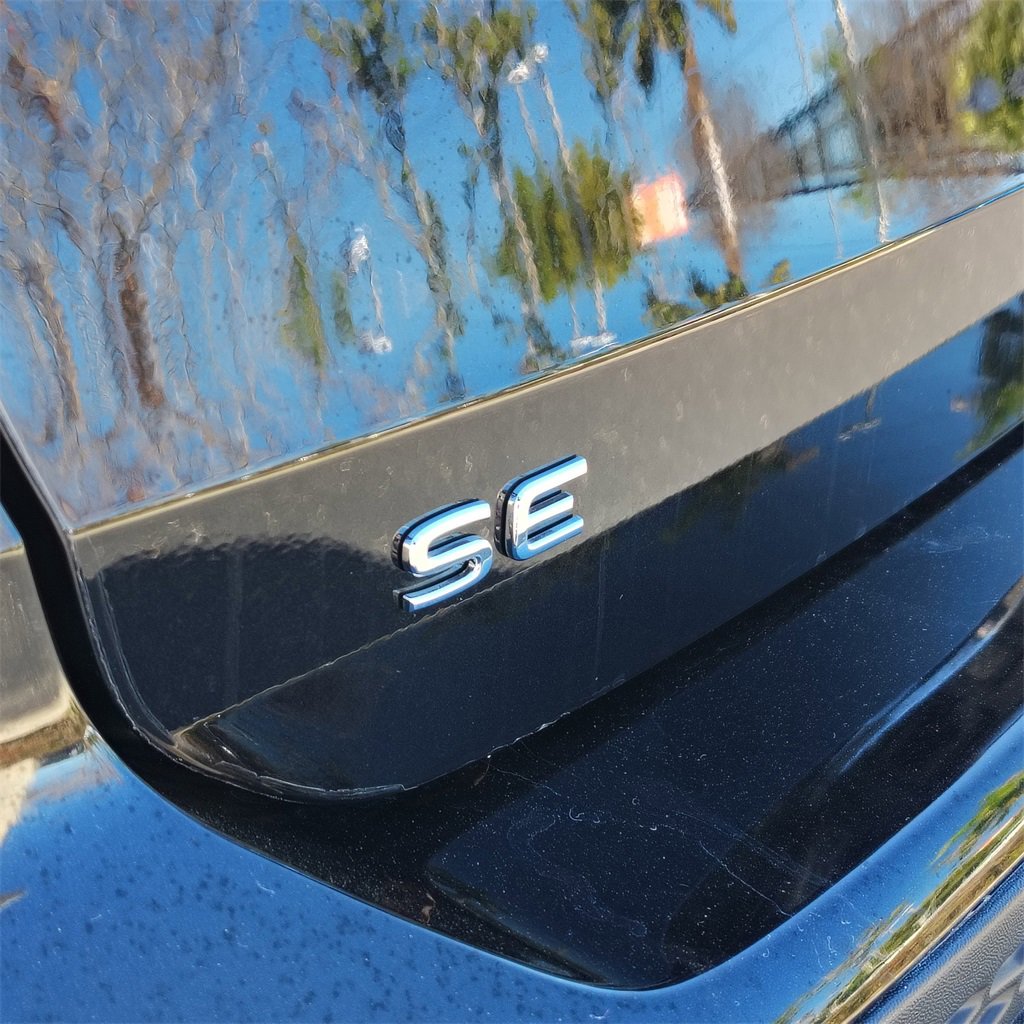 Certified 2025 Volkswagen Taos SE image 5