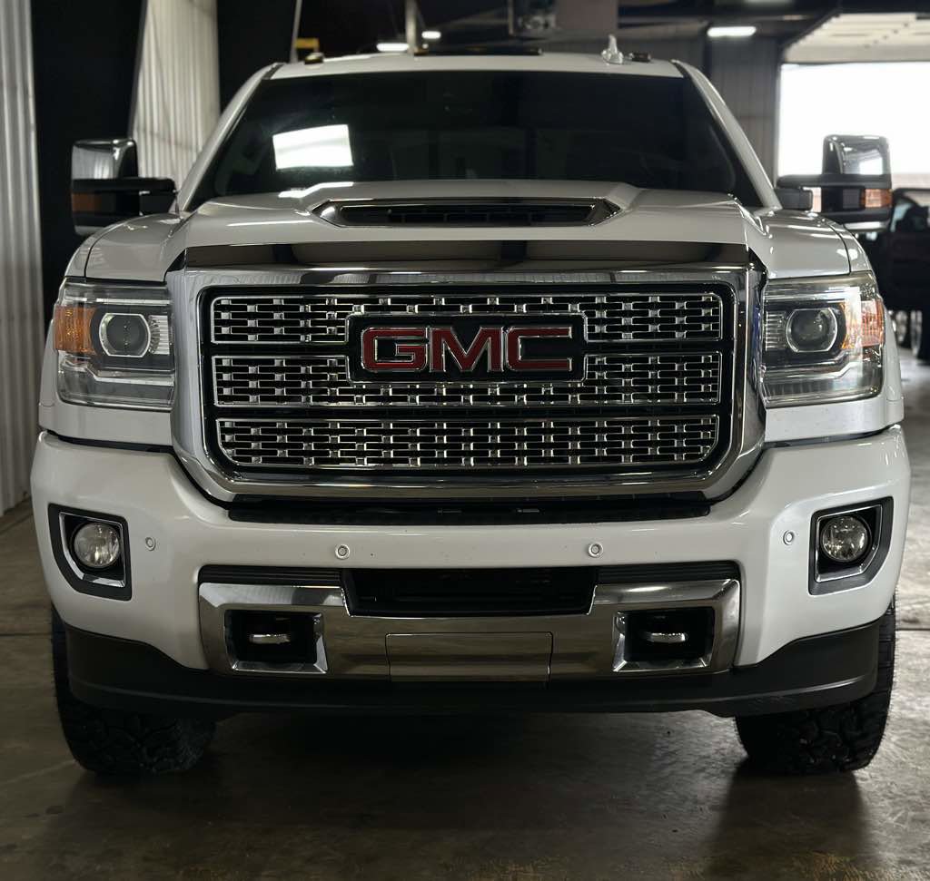 Used 2018 GMC Sierra 2500 Denali w/ Duramax Plus Package AWD/4WD image 4