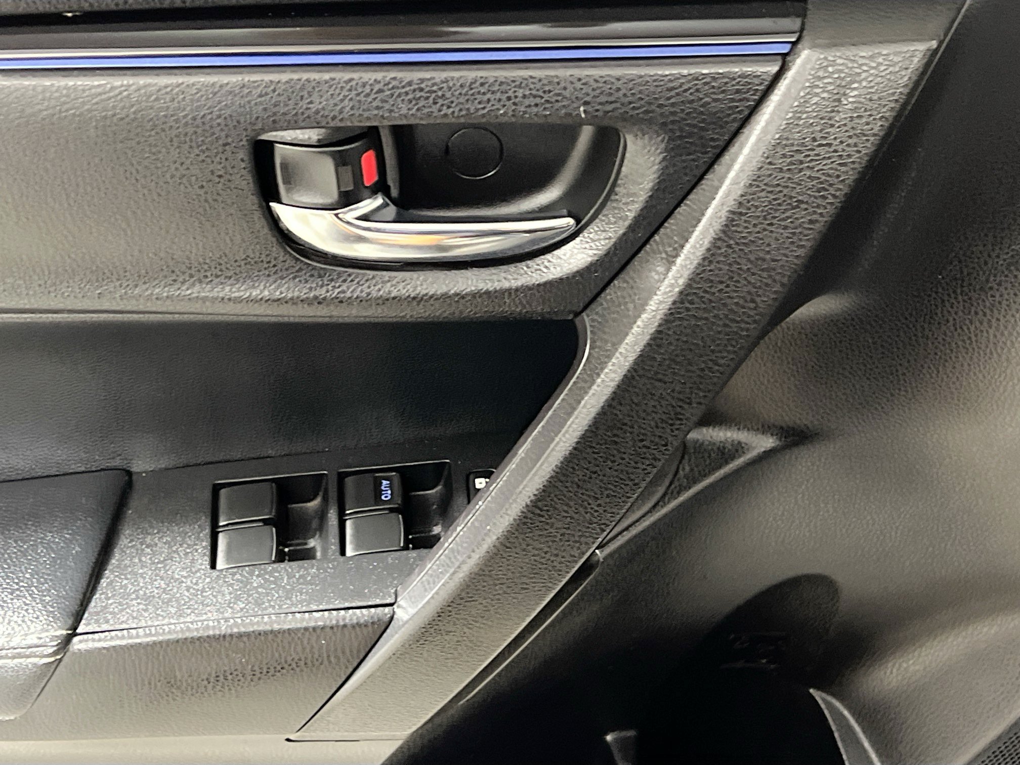 Used 2019 Toyota Corolla SE w/ SE Premium Package FWD image 16