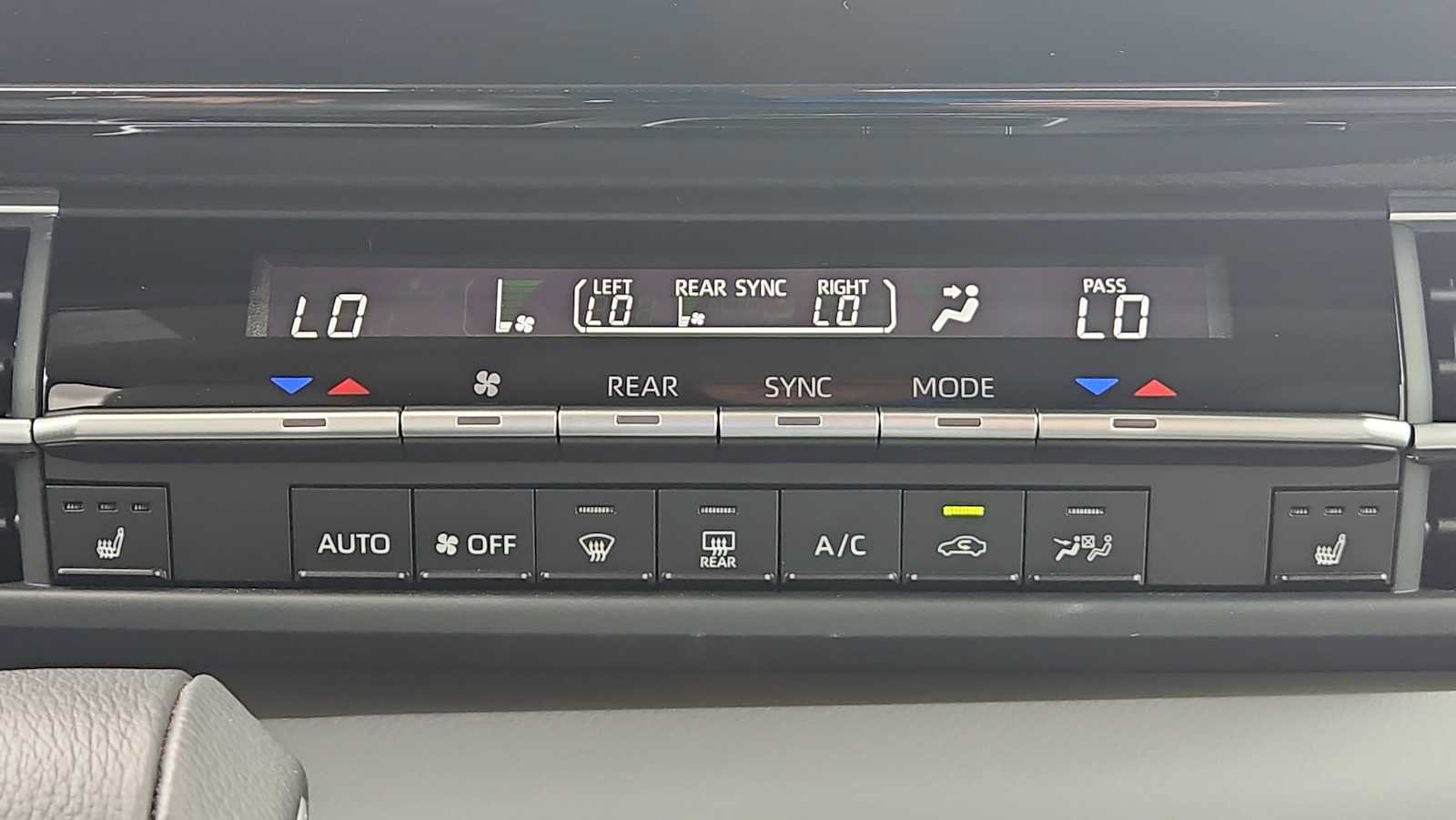 Used 2025 Toyota Sienna XLE w/ XLE Plus Package FWD image 17