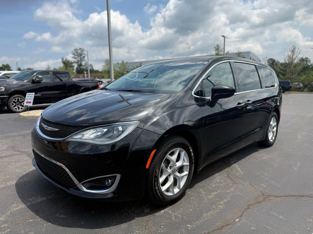 Used 2018 Chrysler Pacifica Touring Plus w/ Tire & Wheel Group FWD image 8