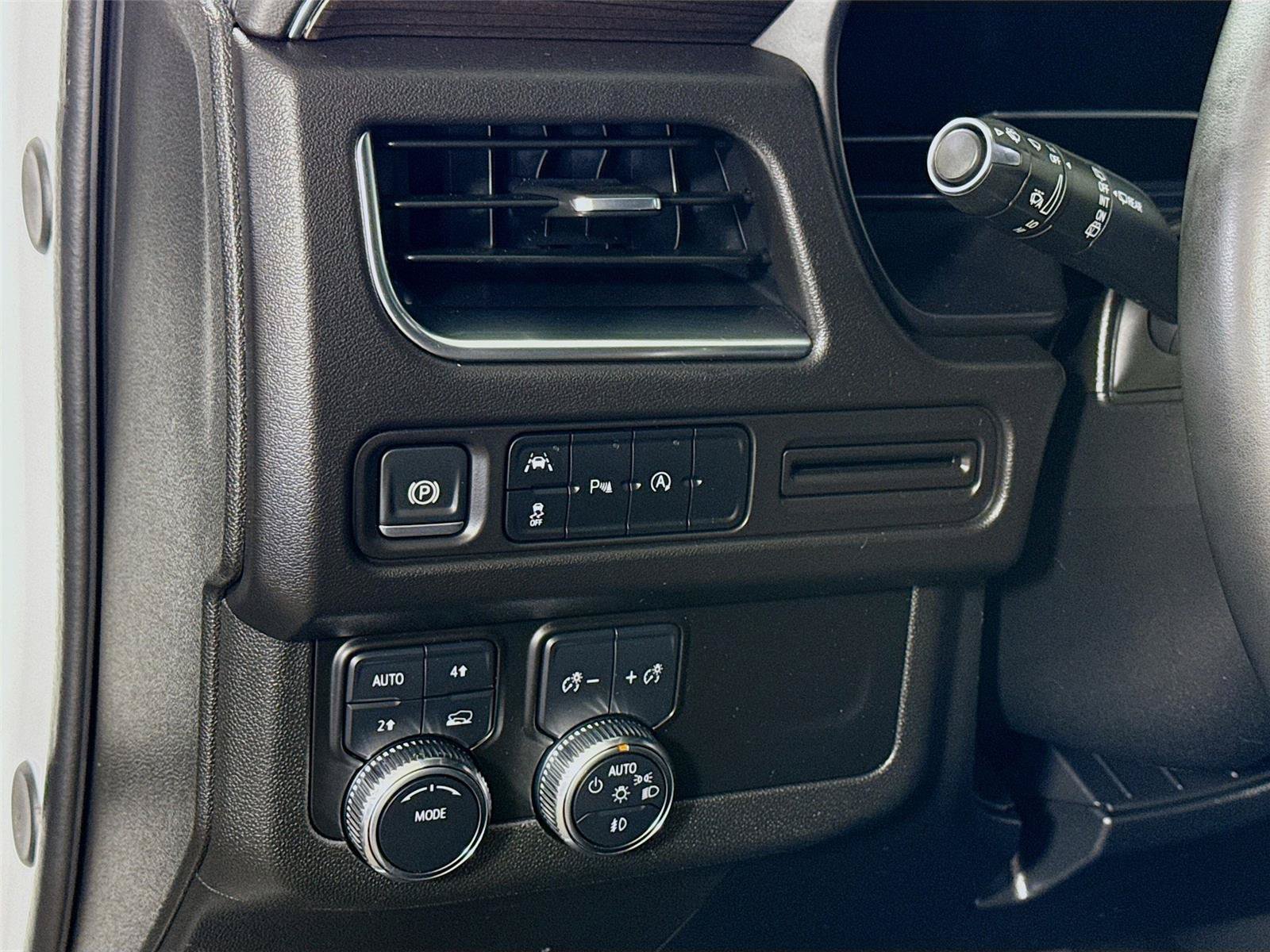 Used 2024 GMC Yukon SLE AWD/4WD image 4