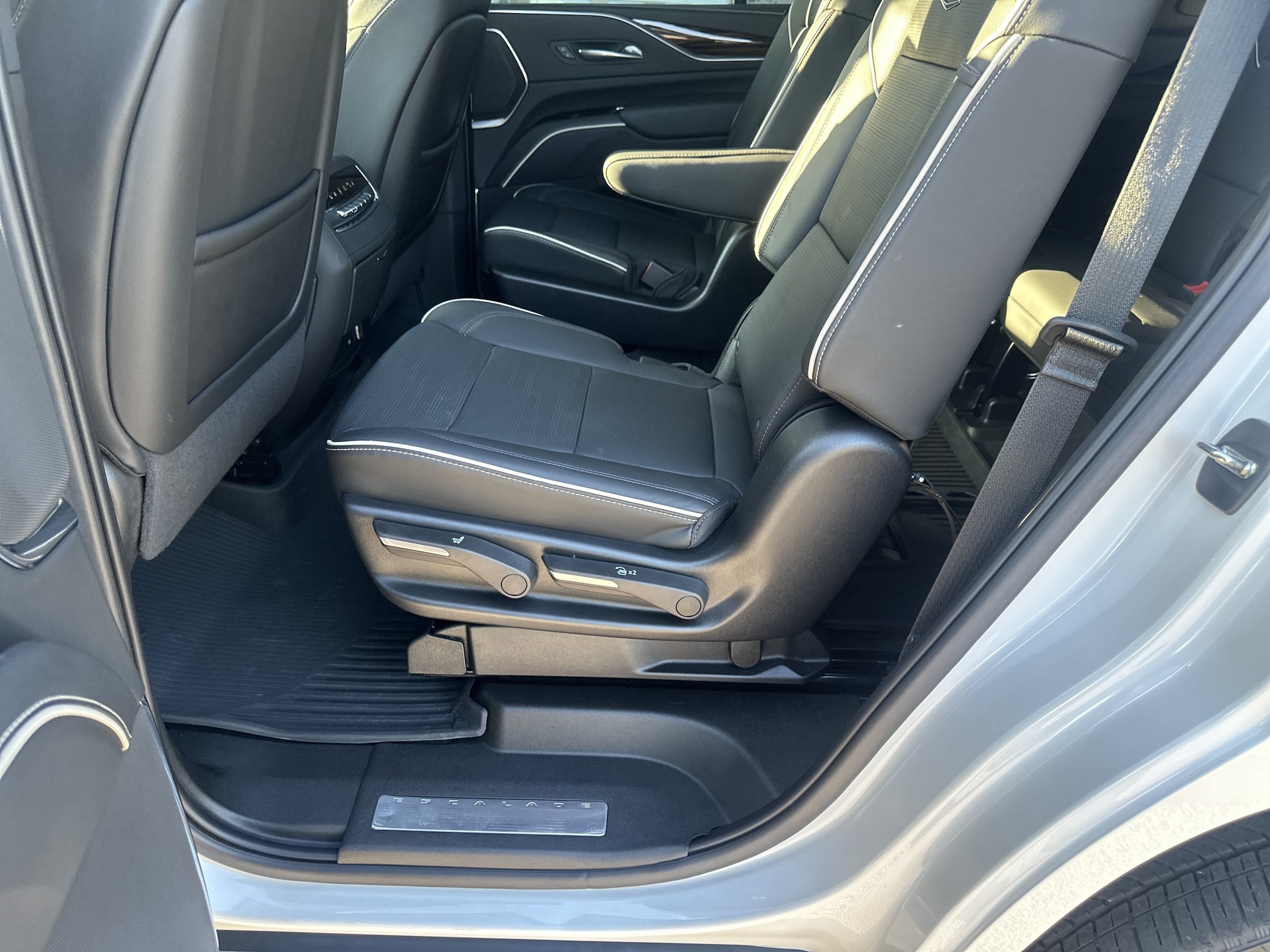 Used 2023 Cadillac Escalade Premium Luxury AWD/4WD image 20