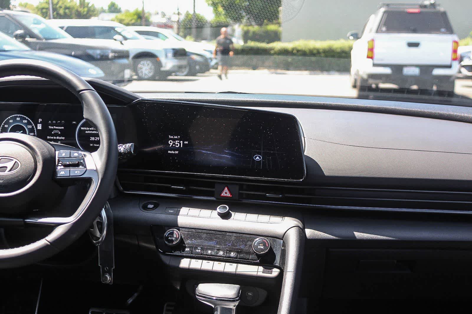 Certified 2025 Hyundai Elantra SEL FWD image 17
