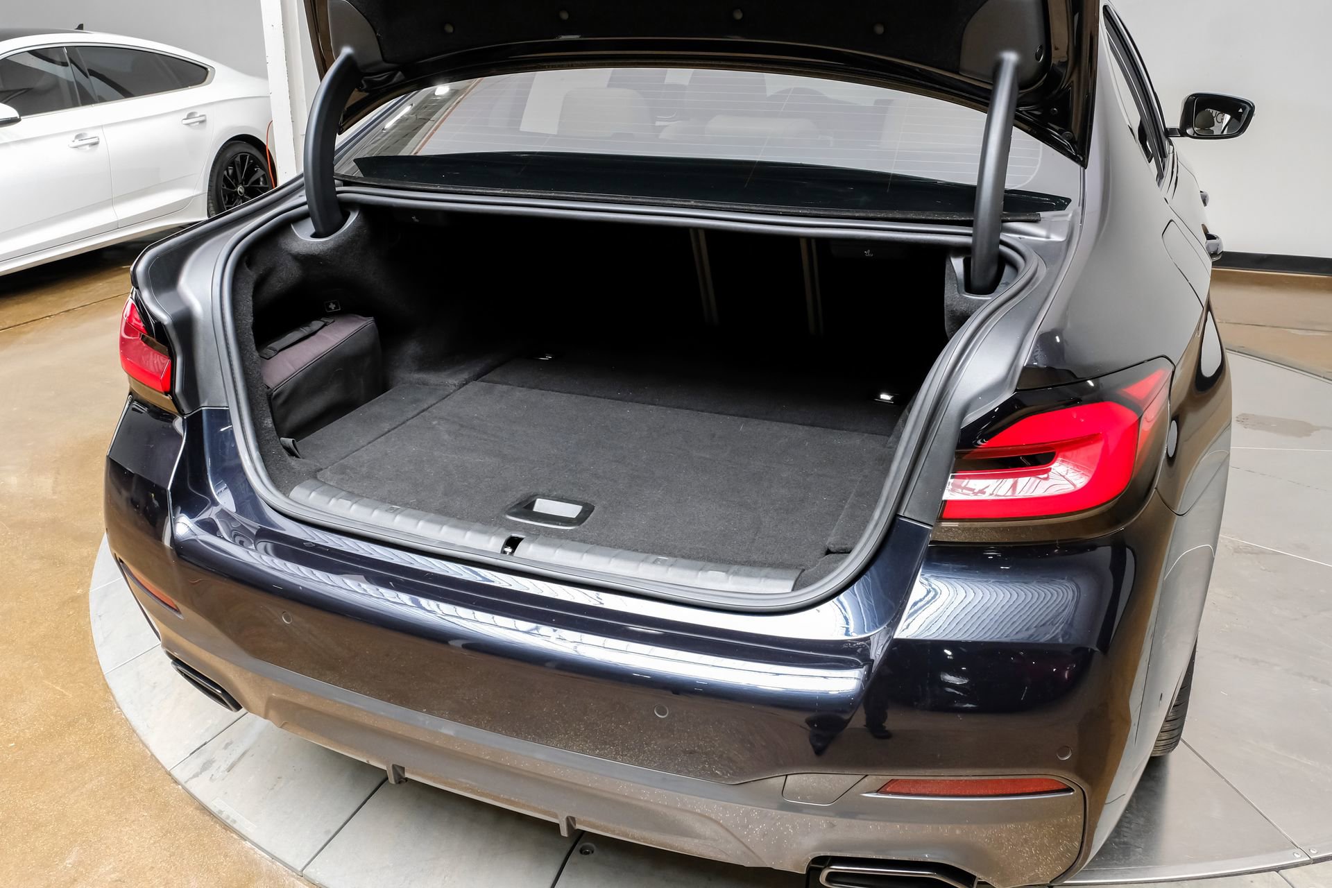 Used 2023 BMW 530e w/ M Sport Package image 52