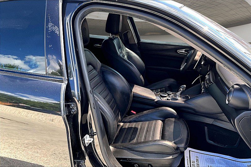 Used 2019 Alfa Romeo Giulia Ti RWD image 6