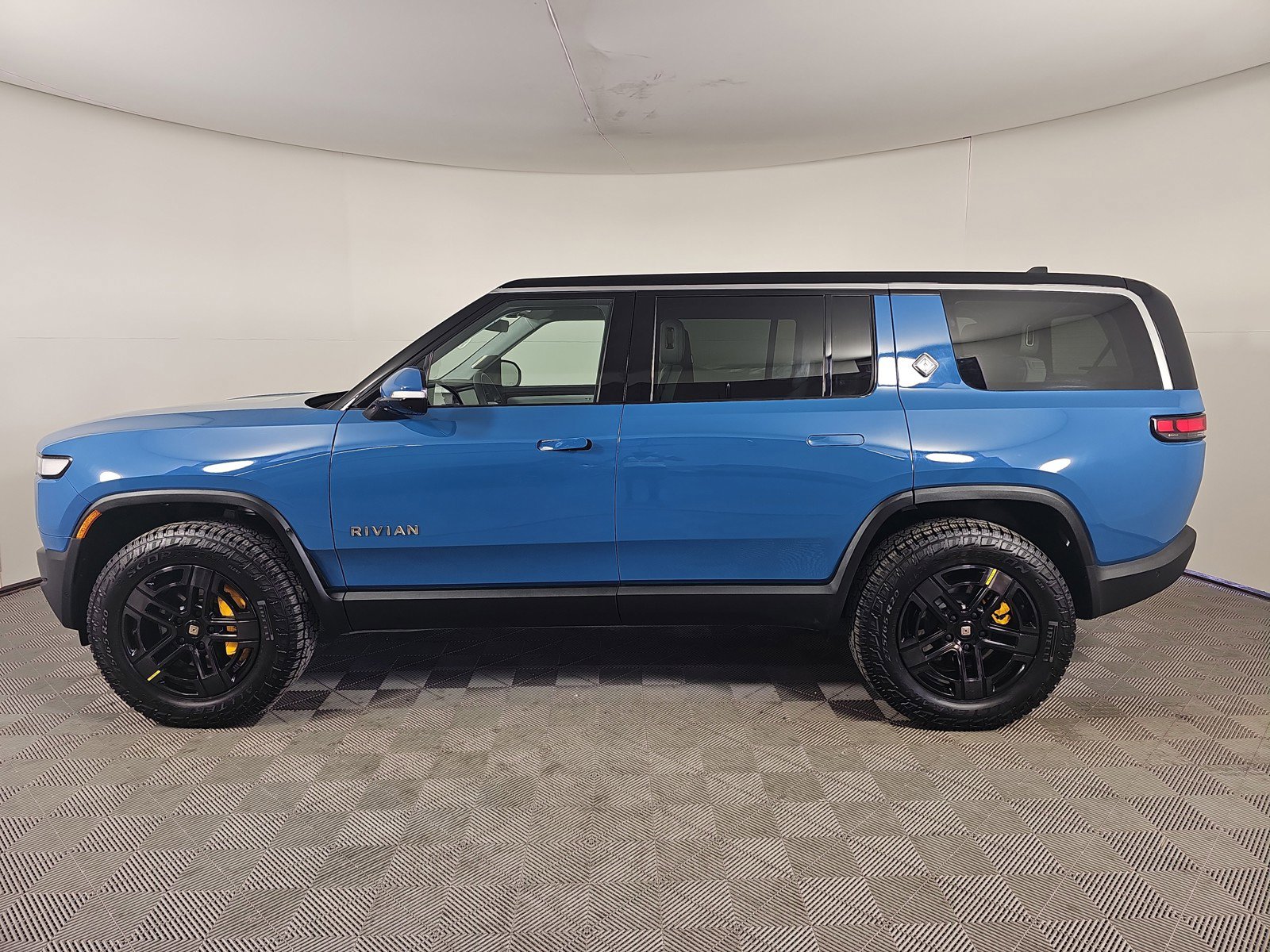 Used 2023 Rivian R1S Adventure image 2