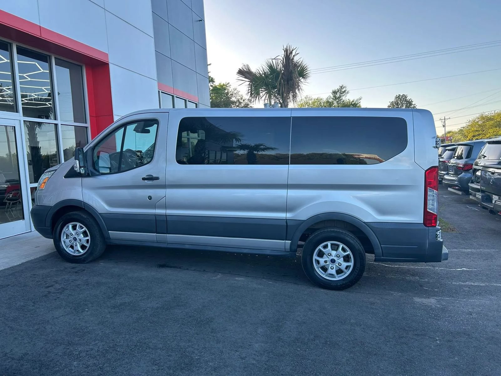 Used 2015 Ford Transit 150 XLT RWD image 7