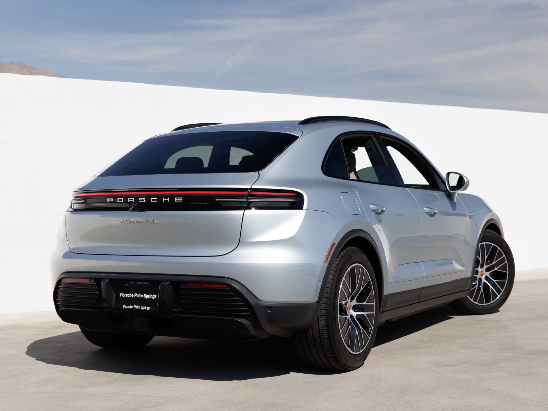 Certified 2025 Porsche Macan 4S Electric AWD/4WD image 7