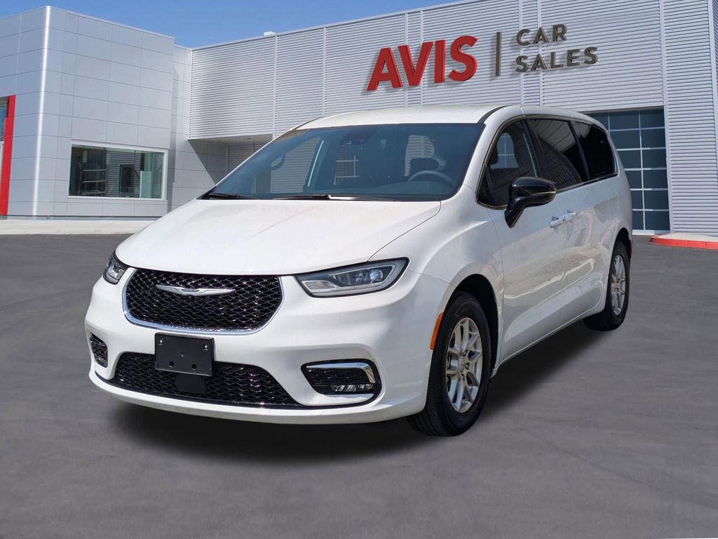 Used 2025 Chrysler Pacifica Select