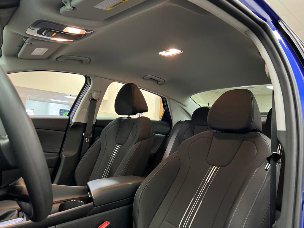 Used 2025 Hyundai Elantra Blue image 22