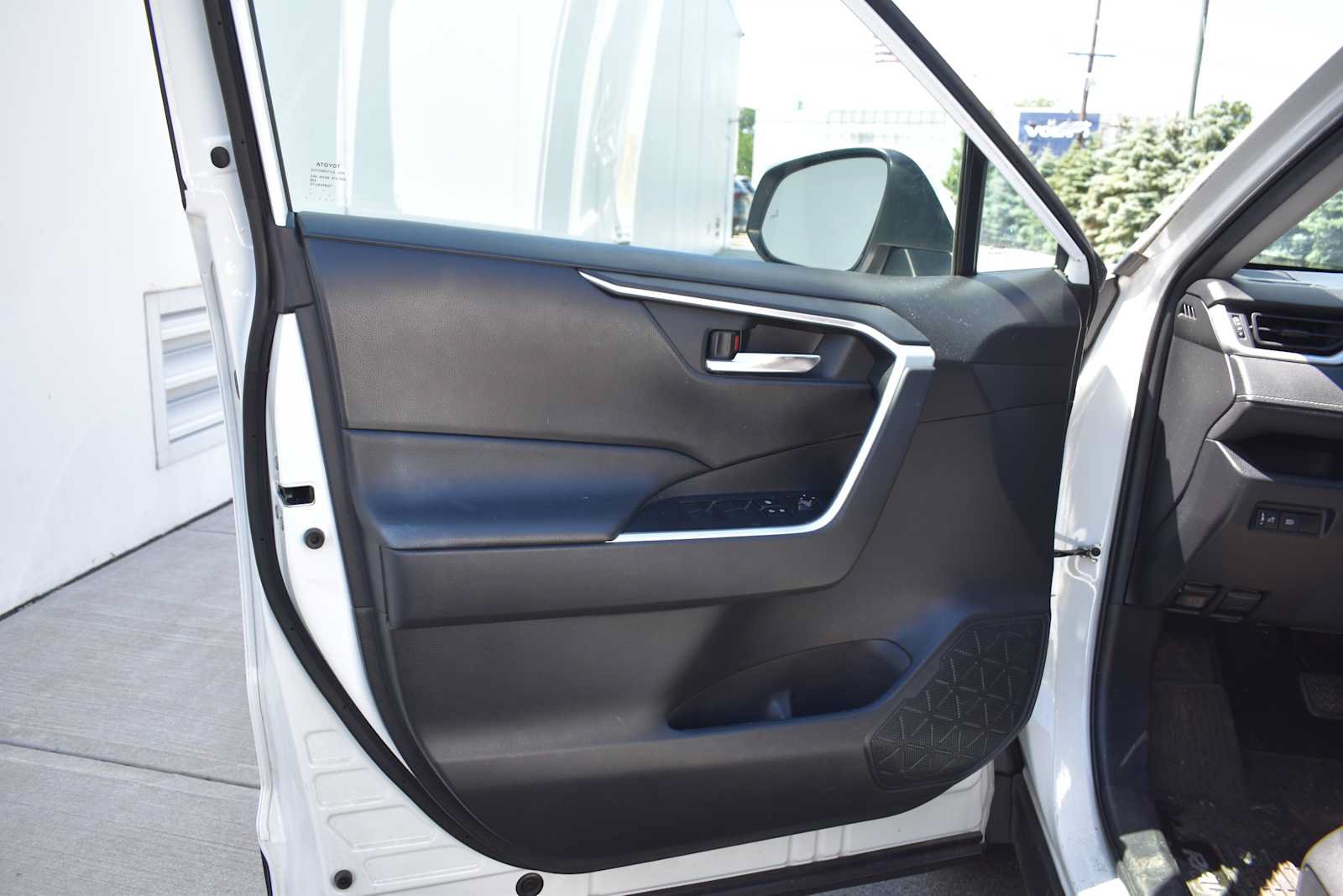 Used 2021 Toyota RAV4 XLE AWD/4WD image 8