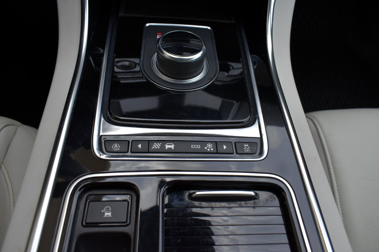 Used 2019 Jaguar XE Prestige image 36