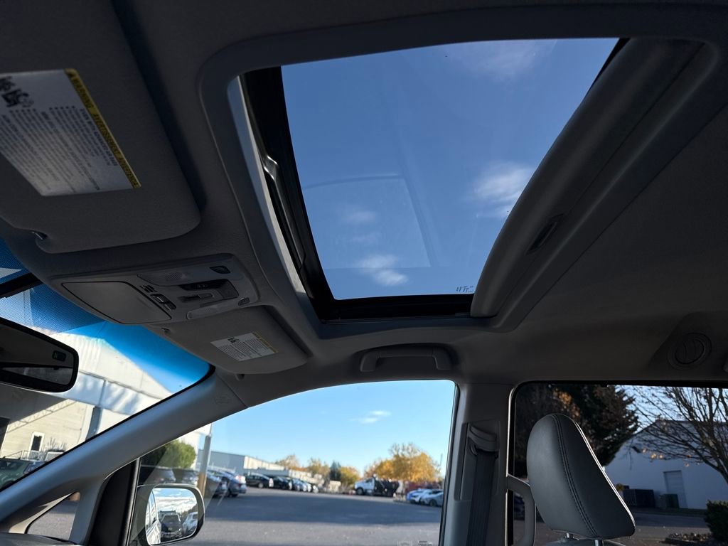 Used 2012 Toyota Sienna XLE image 31