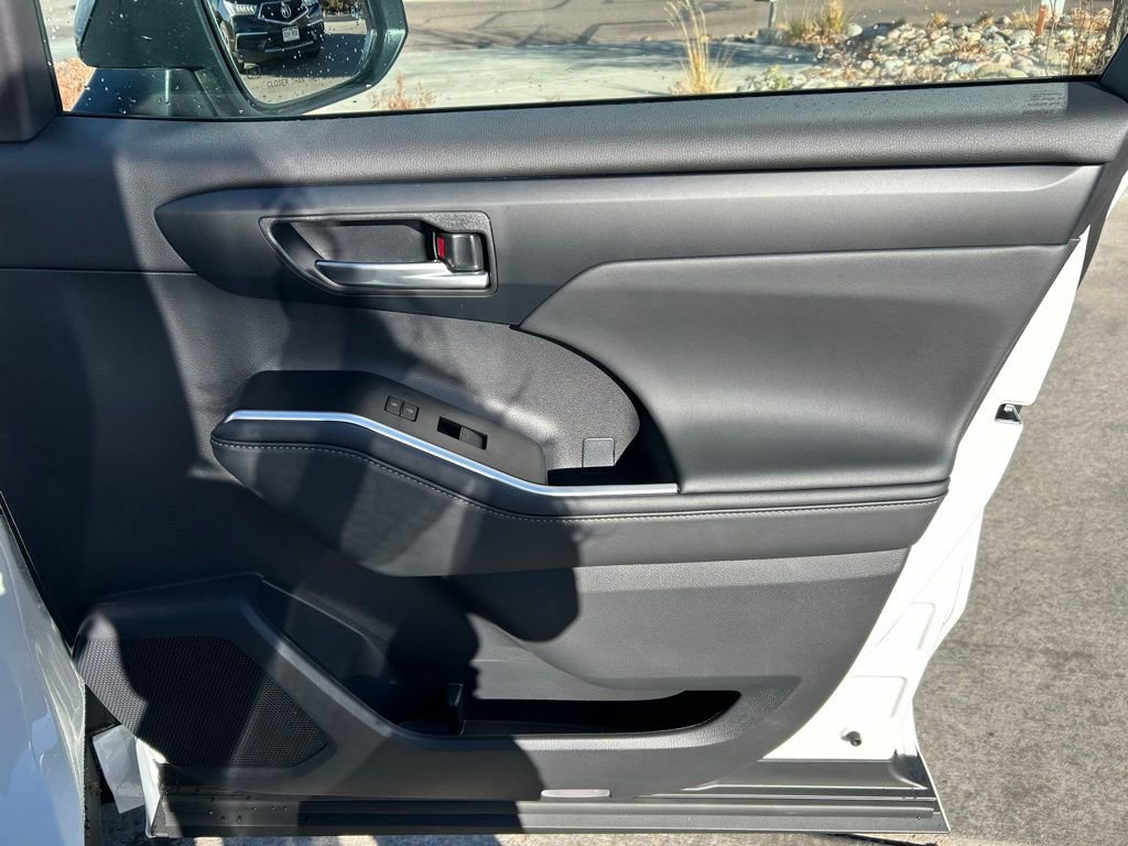 Used 2025 Toyota Highlander XLE image 30