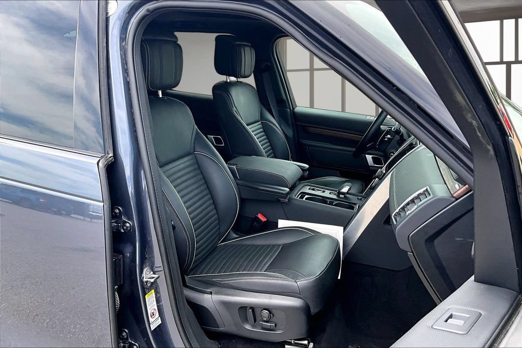 Used 2024 Land Rover Discovery Dynamic SE AWD/4WD image 7