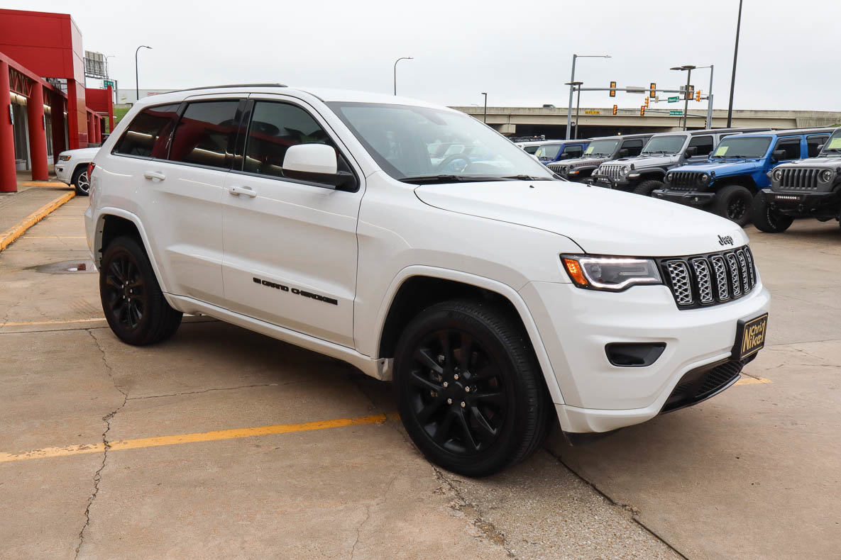 Used 2022 Jeep Grand Cherokee Laredo X AWD/4WD image 4