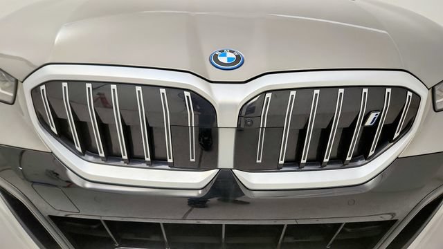 Used 2026 BMW i5 eDrive40 w/ M Sport Package RWD image 23