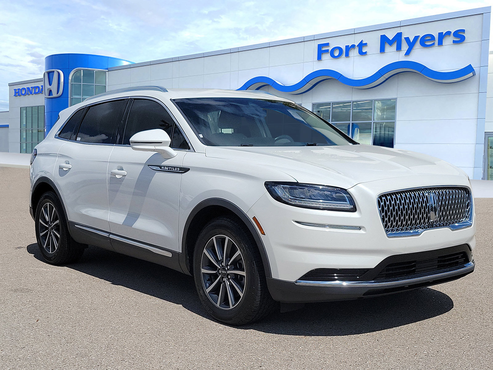 Used 2021 Lincoln Nautilus FWD image 1