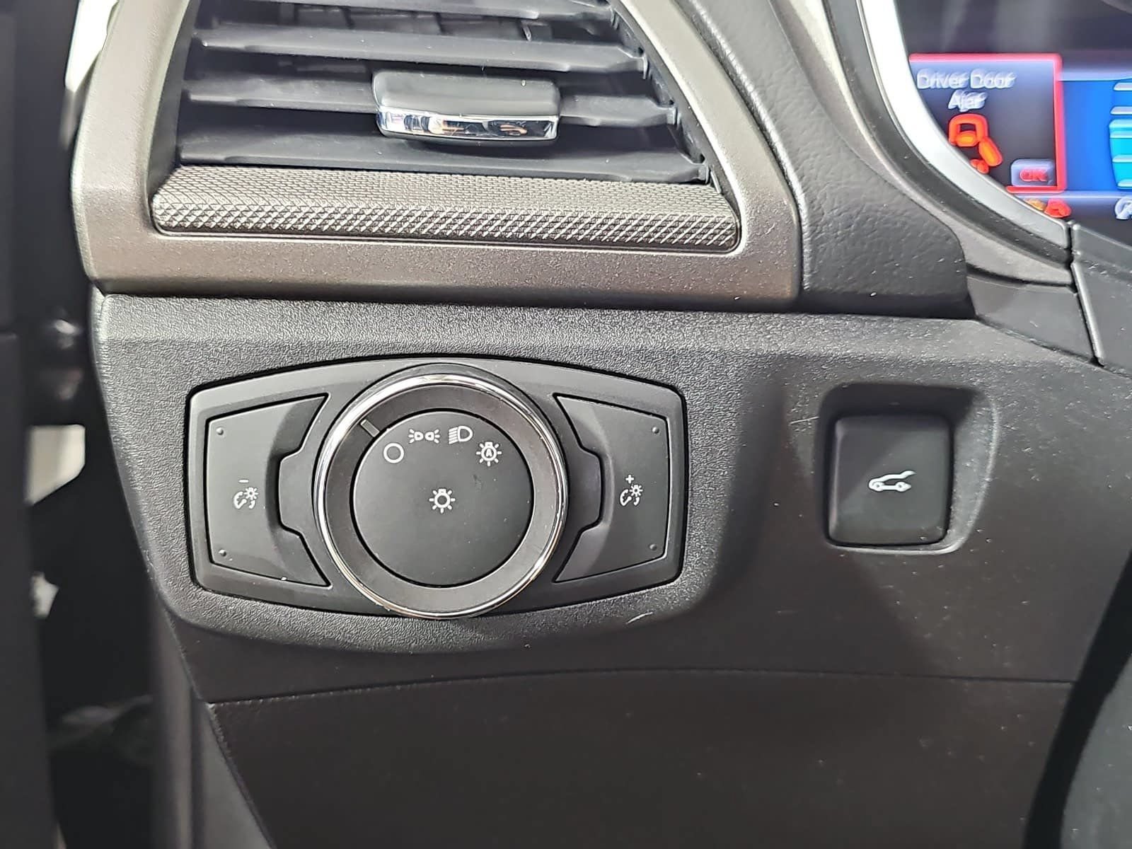 Used 2019 Ford Fusion SE FWD image 24