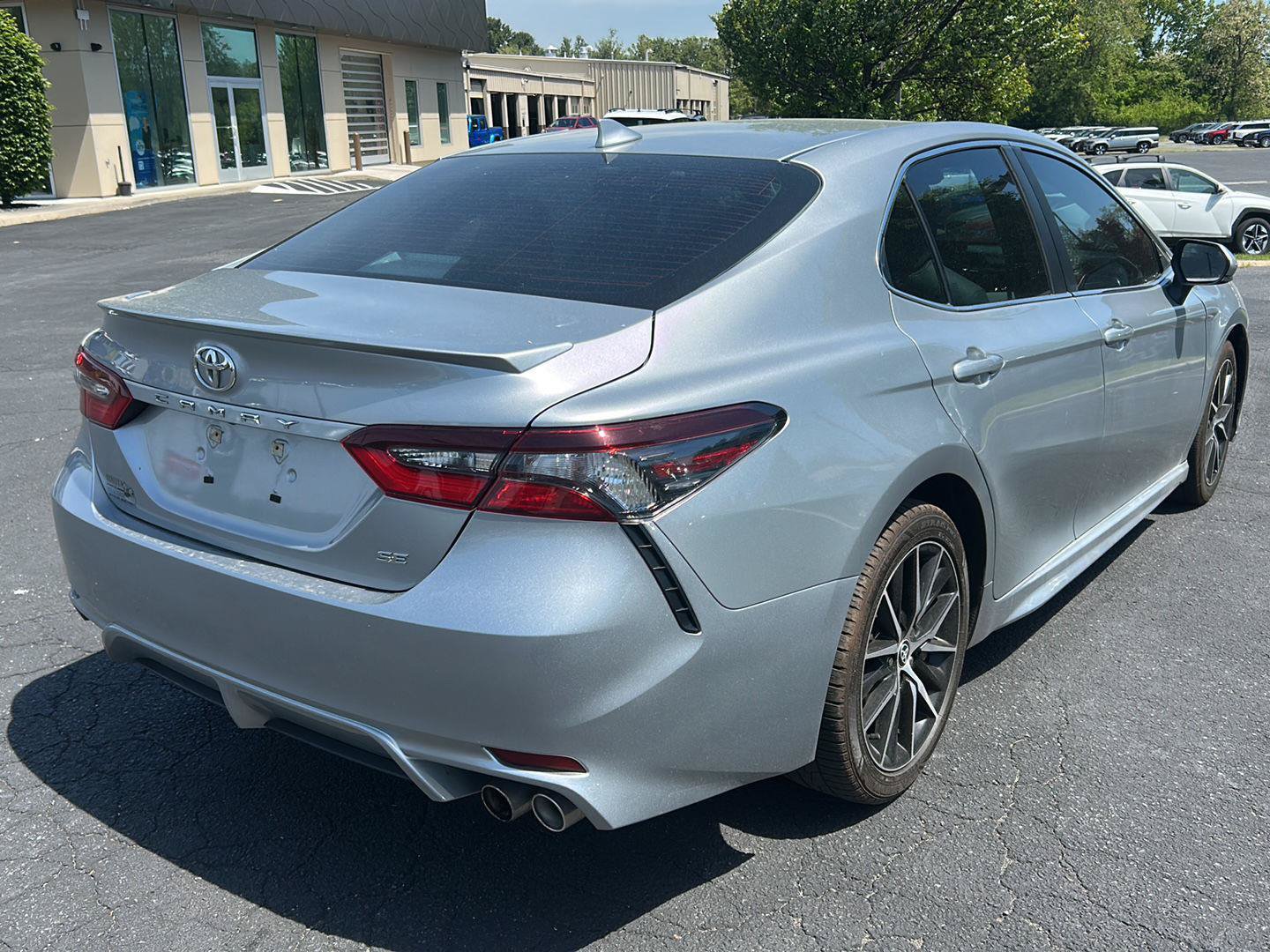 Used 2024 Toyota Camry SE FWD image 4