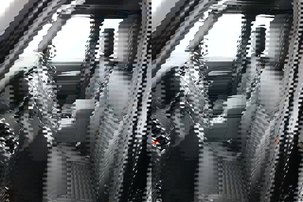 Used 2024 Land Rover Discovery Dynamic SE image 19