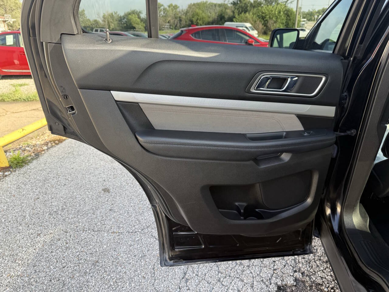 Used 2017 Ford Explorer XLT w/ Equipment Group 202A AWD/4WD image 19