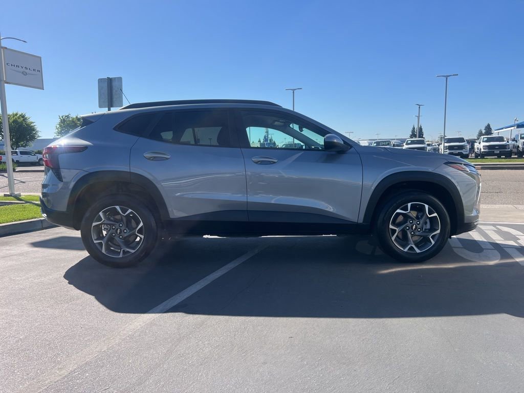 Used 2025 Chevrolet Trax LT FWD image 8