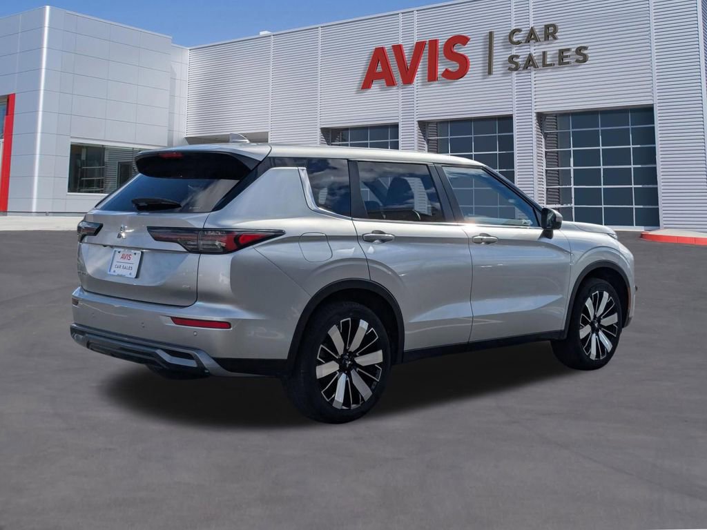 Used 2025 Mitsubishi Outlander SE image 6