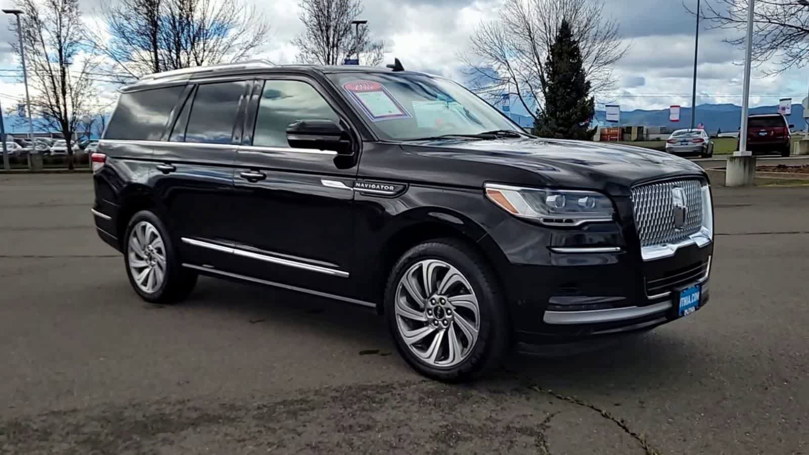 Used 2023 Lincoln Navigator Reserve AWD/4WD image 2