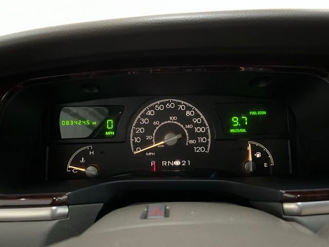 Used 2005 Lincoln Town Car Signature Limited image 41