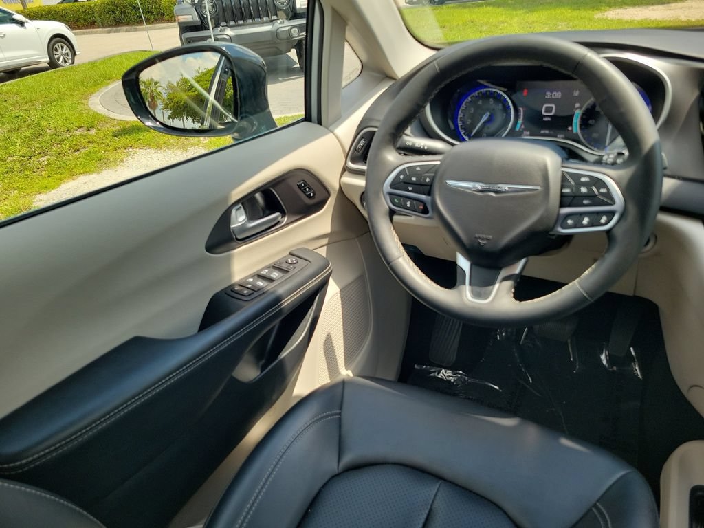 Used 2024 Chrysler Pacifica Touring-L FWD image 14