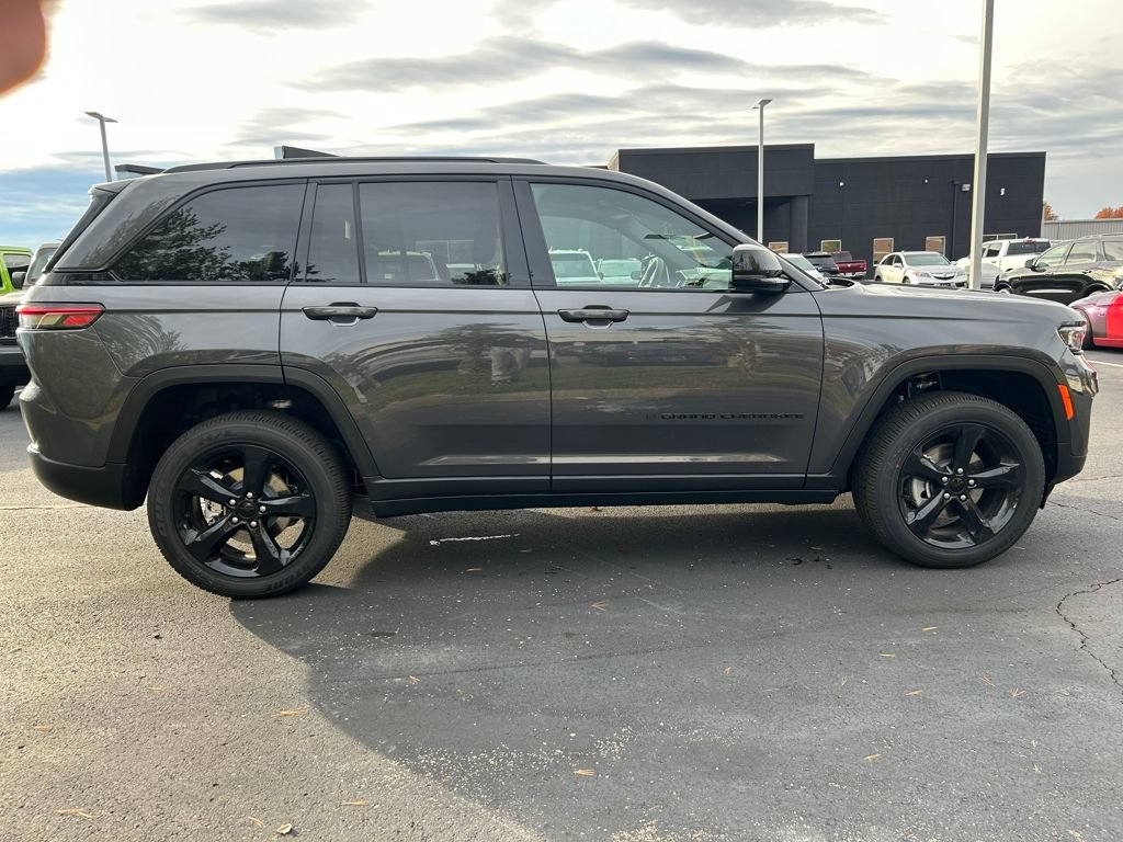 New 2025 Jeep Grand Cherokee Altitude AWD/4WD image 8