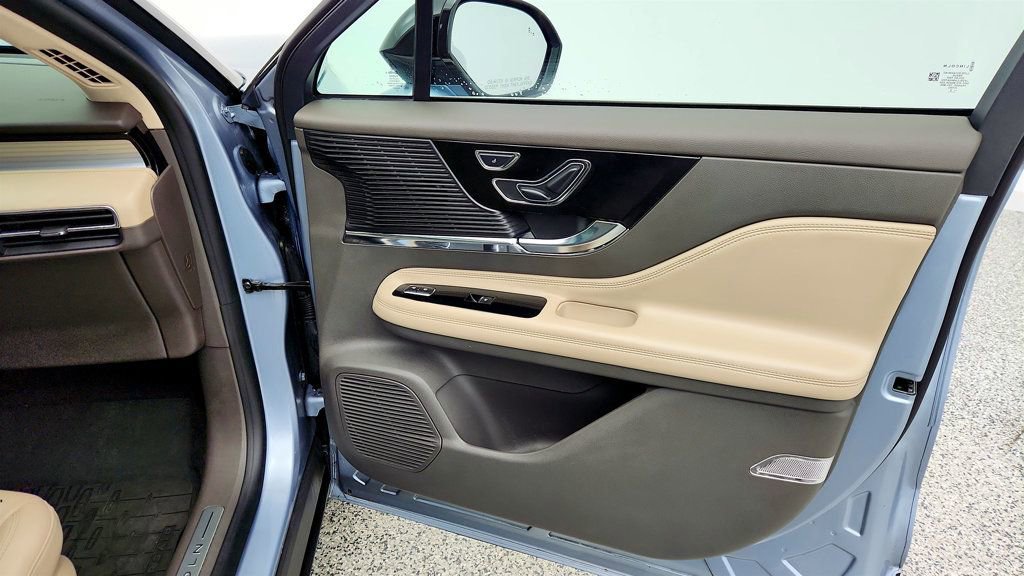 Used 2022 Lincoln Corsair AWD w/ Premium Package image 26