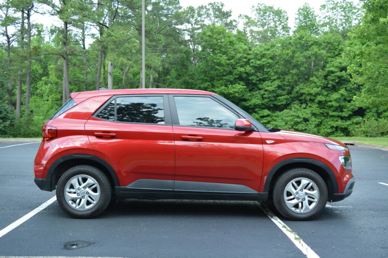 Used 2021 Hyundai Venue SE FWD image 4