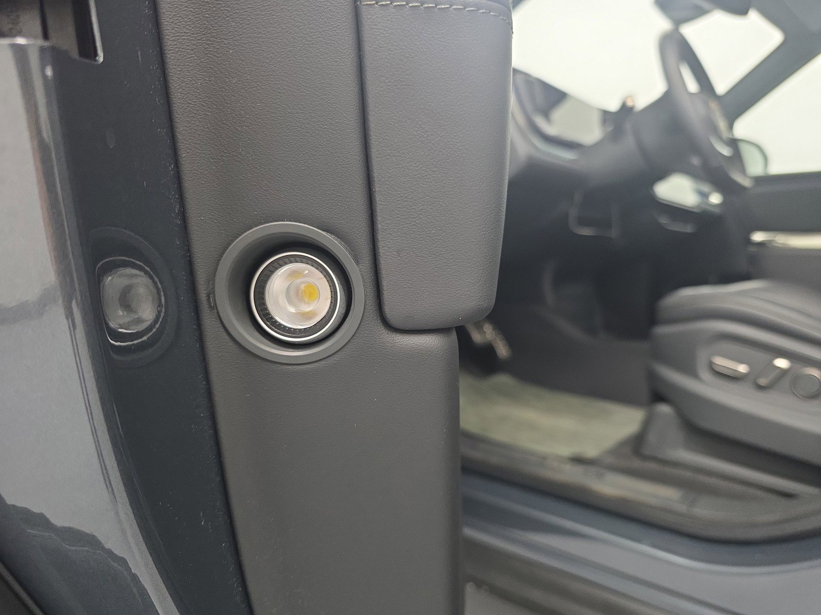 Used 2023 Rivian R1S Adventure AWD/4WD image 32