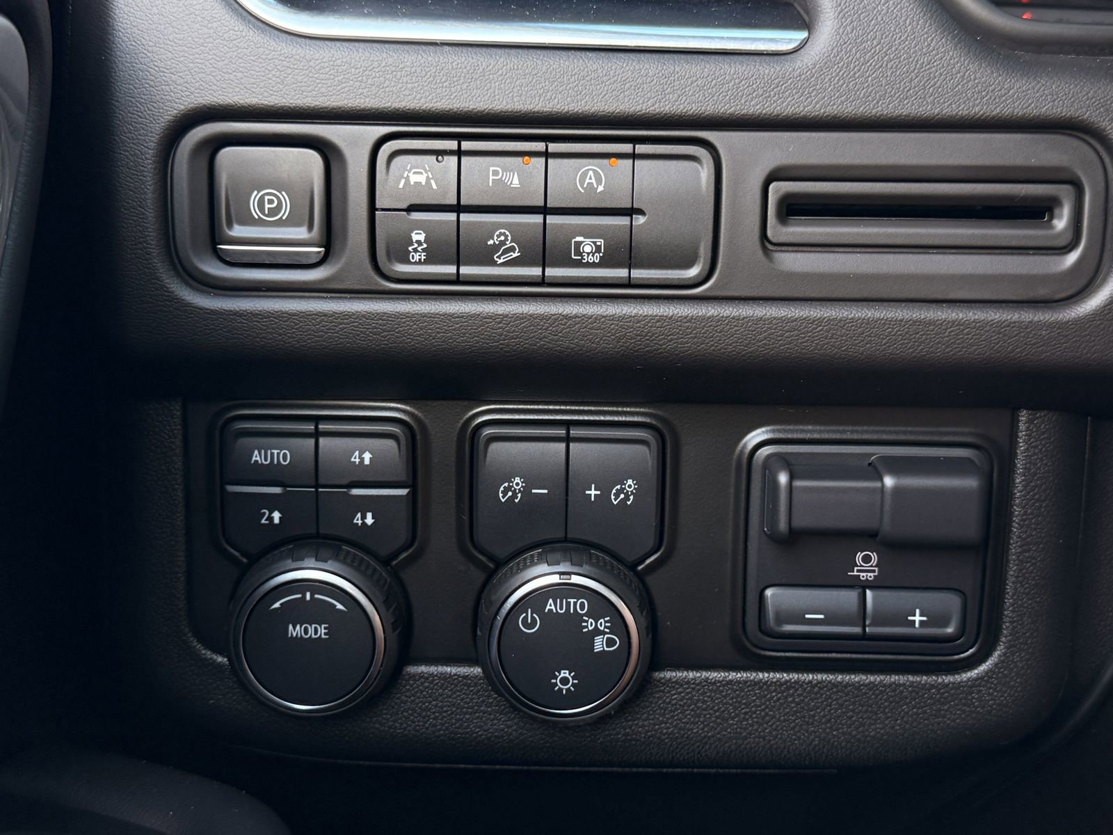 Used 2024 Chevrolet Suburban Z71 w/ Luxury Package image 22