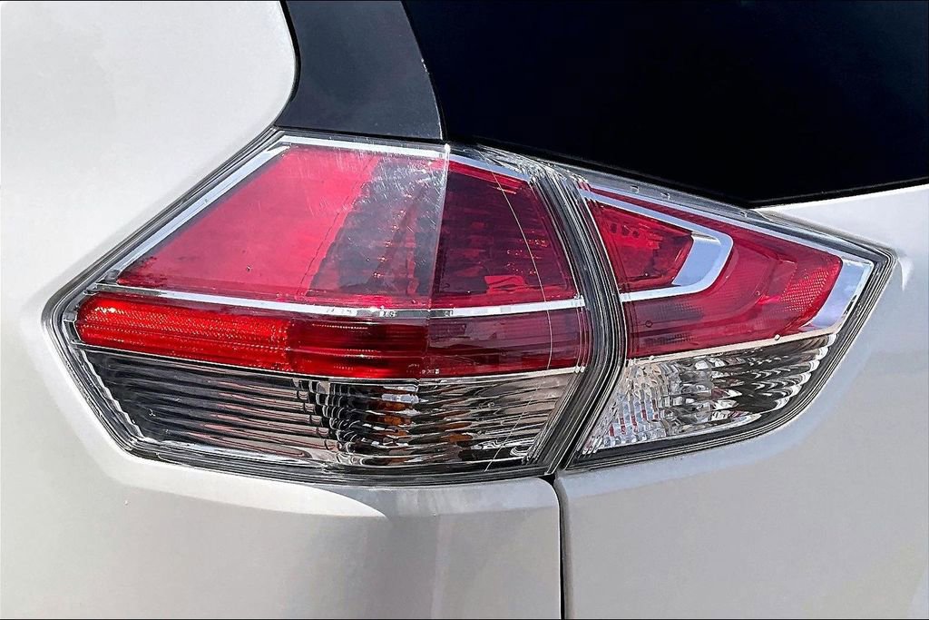 Used 2015 Nissan Rogue SV FWD image 22