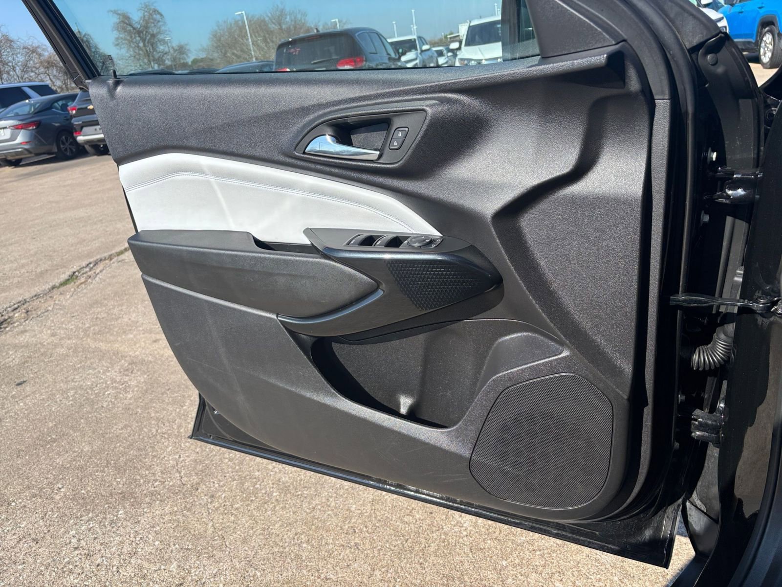 Used 2025 Chevrolet Trax LT FWD image 18