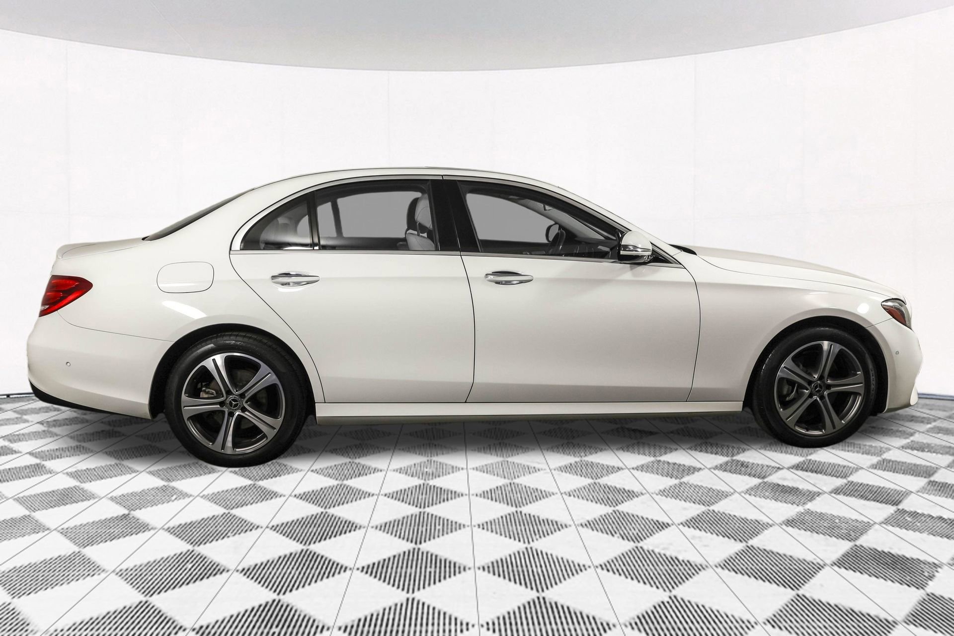 Used 2018 Mercedes-Benz E 300 4MATIC image 13