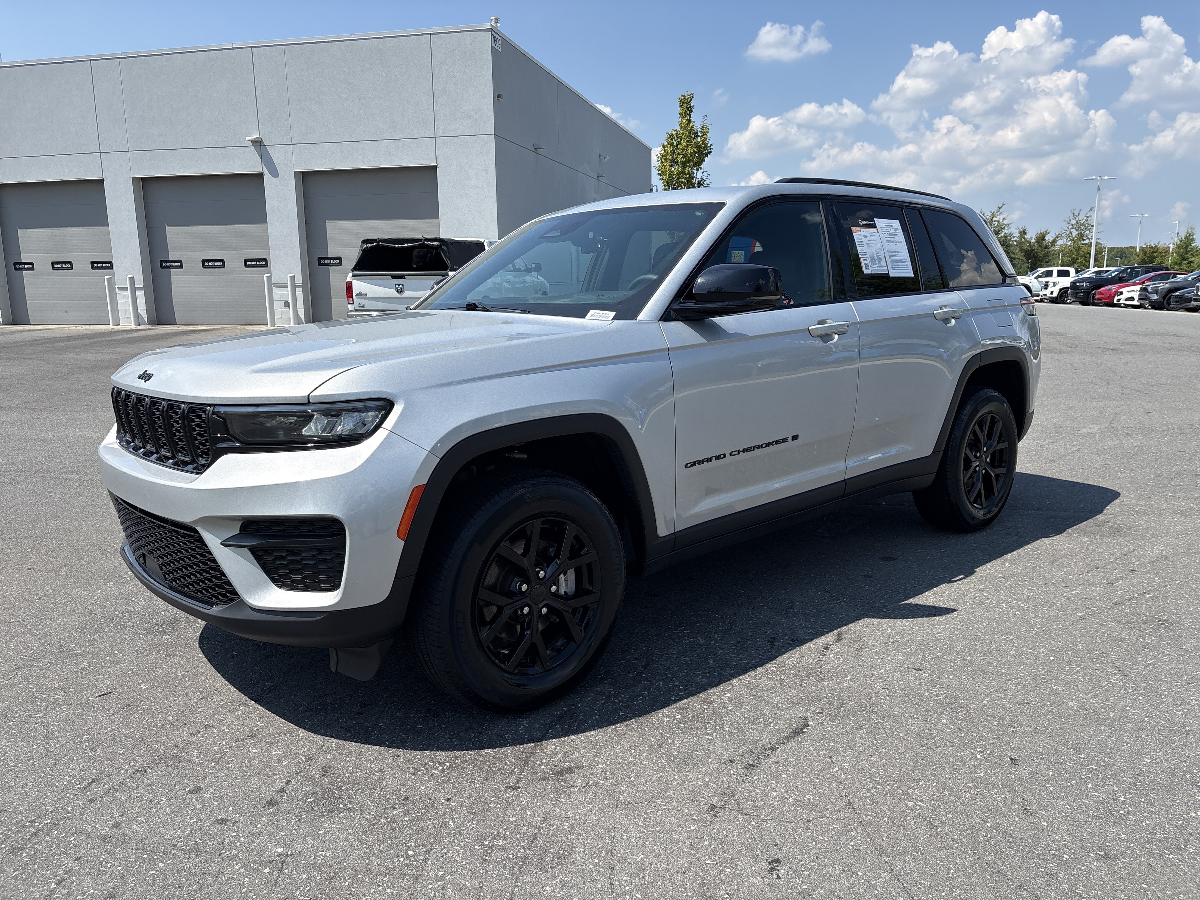 Used 2025 Jeep Grand Cherokee Altitude AWD/4WD image 5