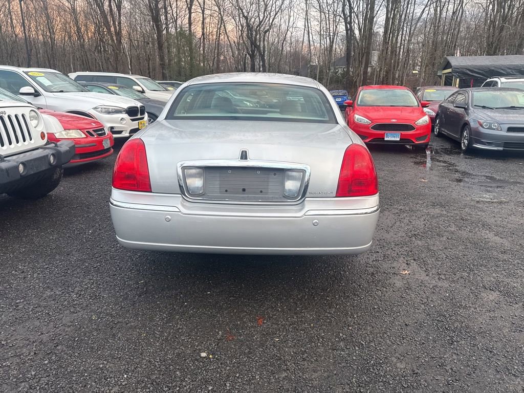 Used 2005 Lincoln Town Car Signature Limited image 17