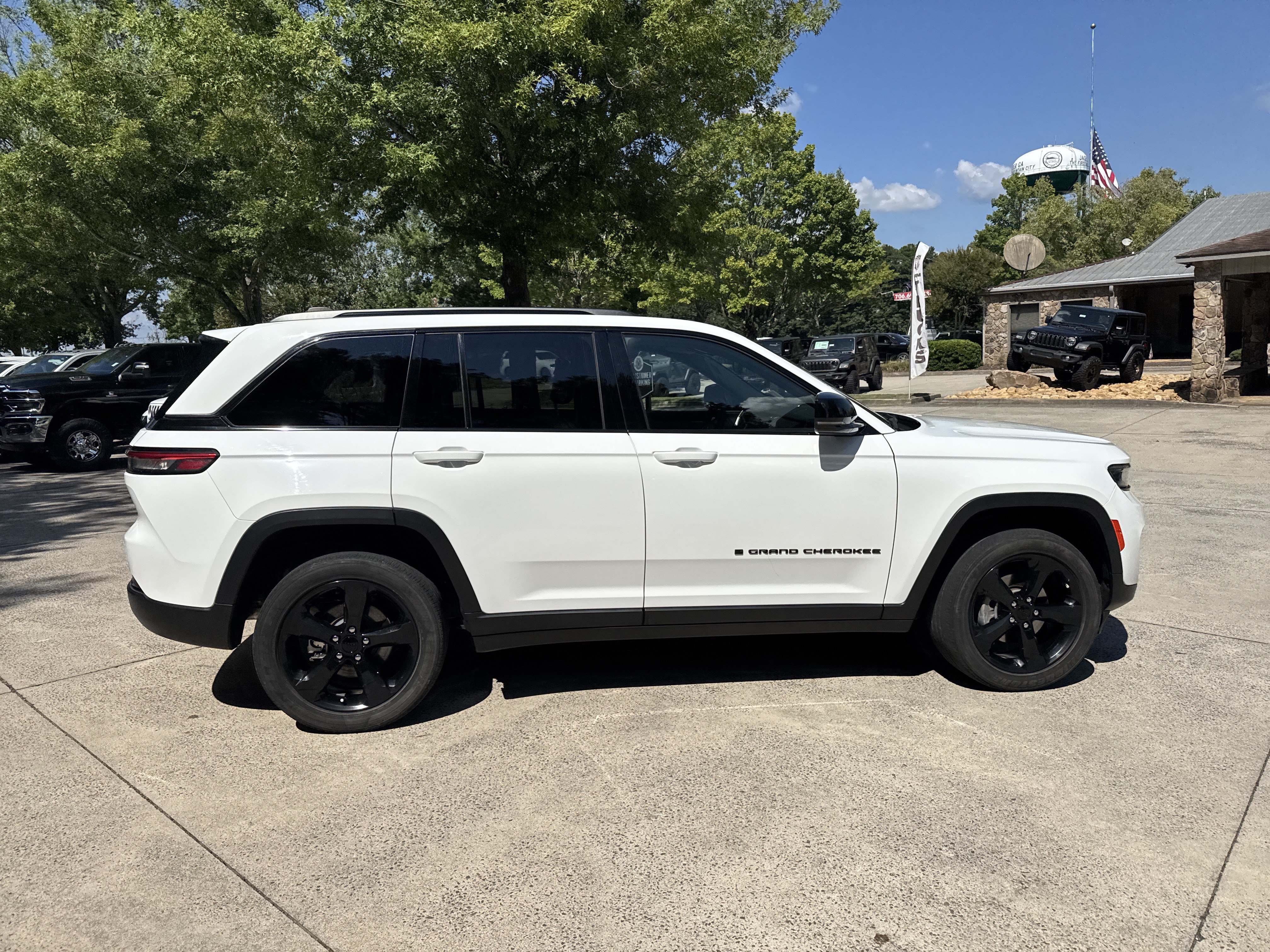 Used 2023 Jeep Grand Cherokee Altitude AWD/4WD image 7