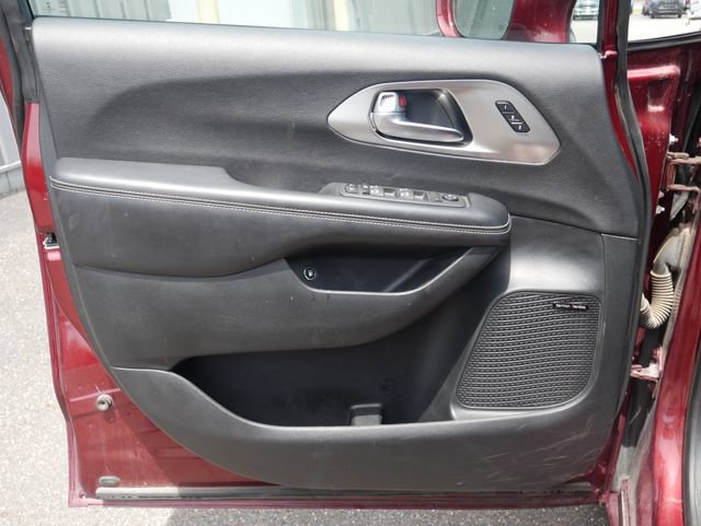 Used 2022 Chrysler Pacifica Limited w/ Uconnect Theater Family Group FWD image 12