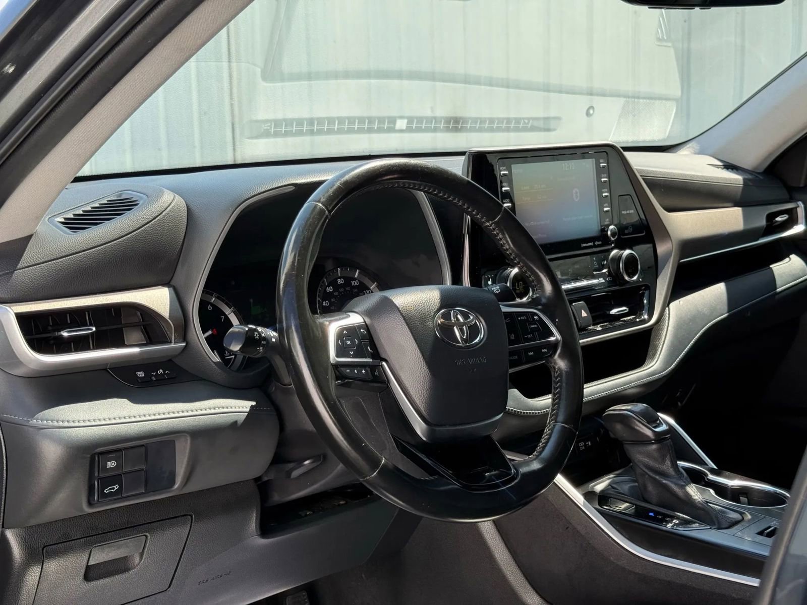 Used 2021 Toyota Highlander XLE AWD/4WD image 10