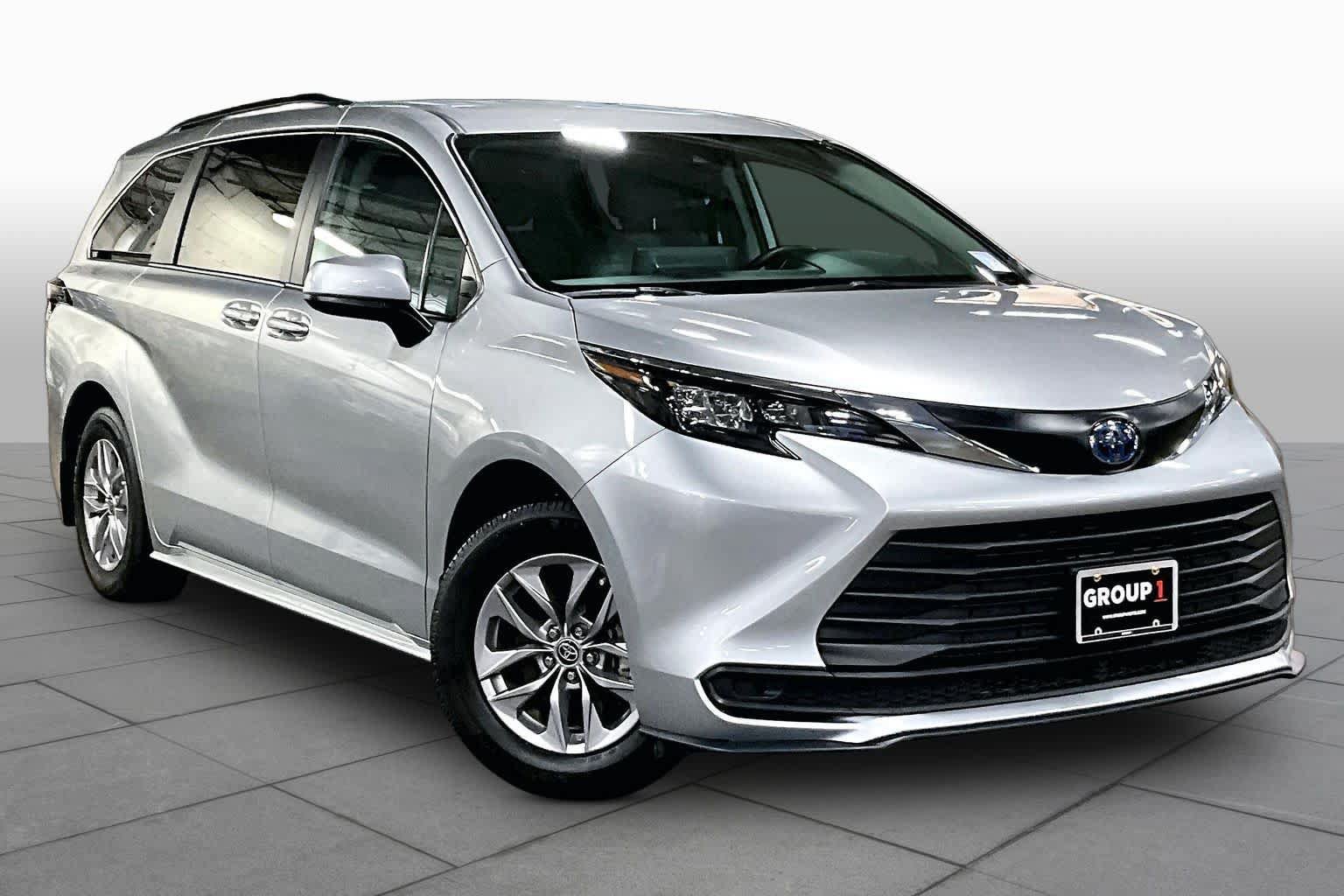 Used 2024 Toyota Sienna LE FWD image 3
