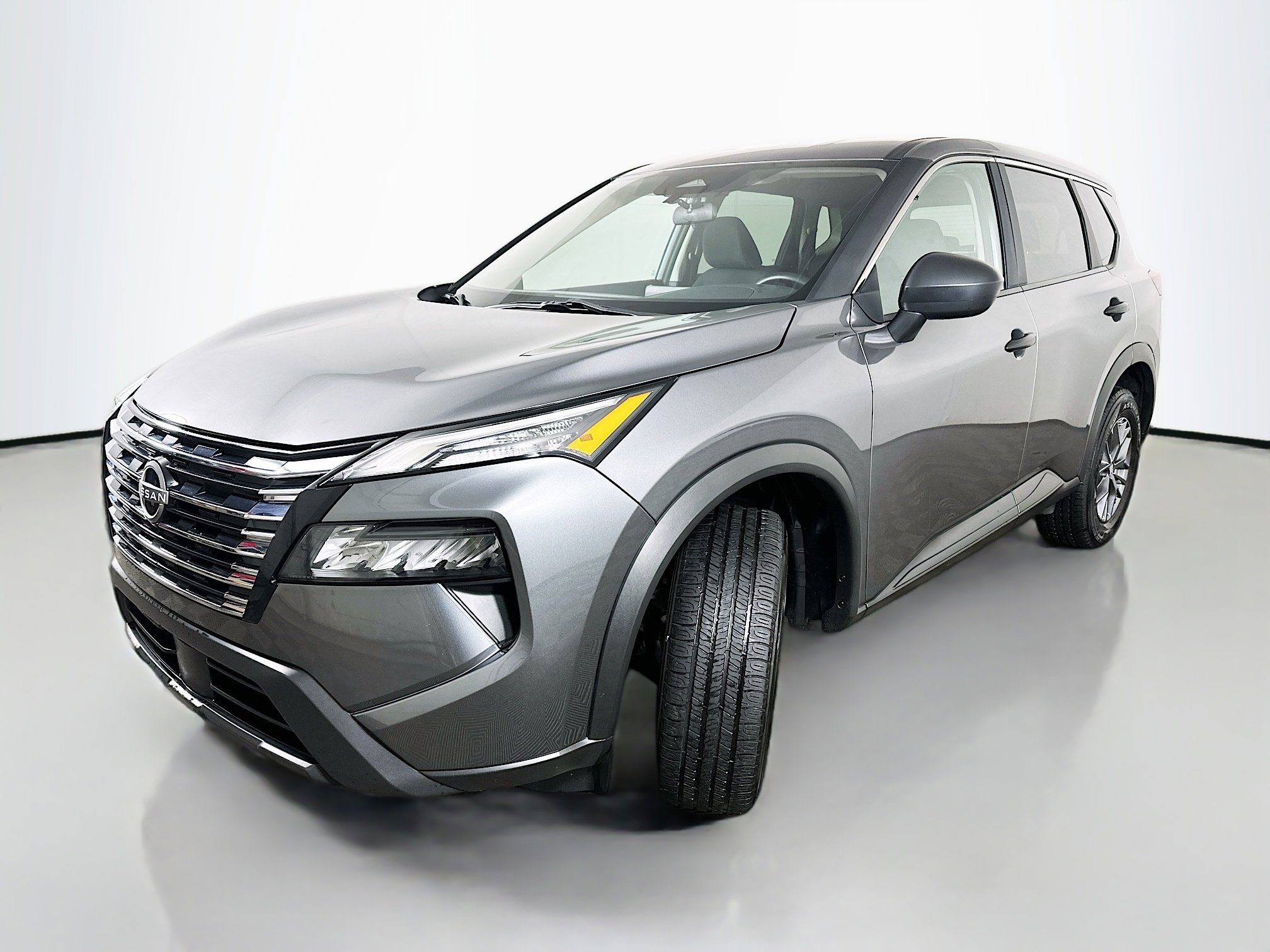 Used 2024 Nissan Rogue S AWD/4WD image 3