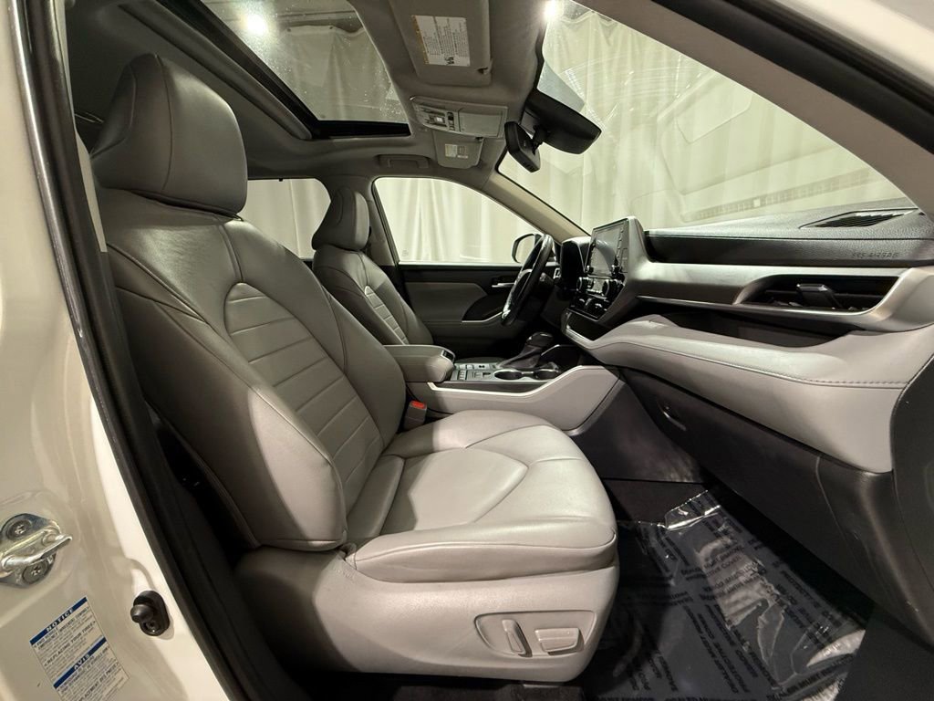 Certified 2022 Toyota Highlander XLE image 24